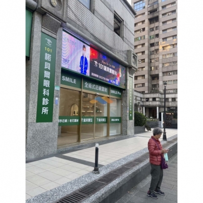 01.03   諾貝爾  101捷運3號出口旁字幕機.jpg